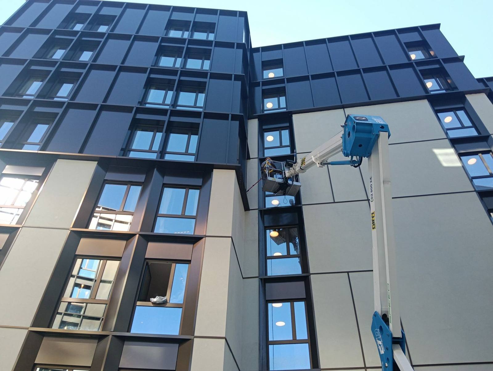 Piattaforma elevatrice davanti alla facciata vetrata di un edificio a Firenze